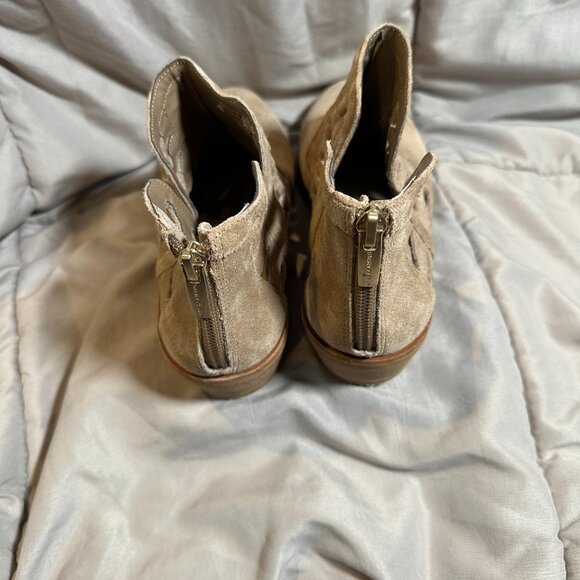 Vince Camuto Peera Tan  suede ankle Bootie Boots 8.5. Zipper Heel. Cut Out Sides - Picture 2 of 9